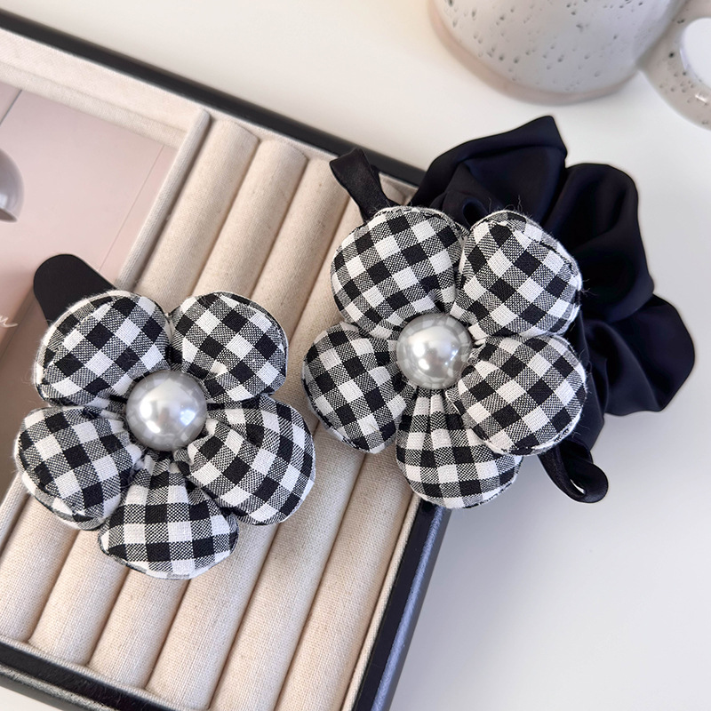 Μαύρο-Λευκό Καρέ Κλιπ Μαλλιών με Λουλούδι και Μαργαριτάρι