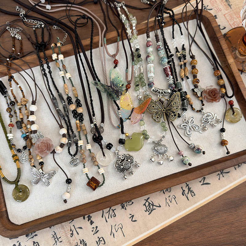 Намисто з бісерним метеликом