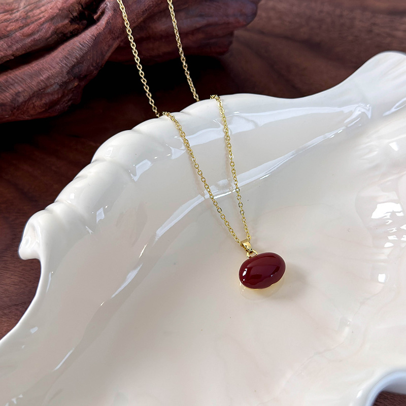 Намисто з підвіскою з бобів акації