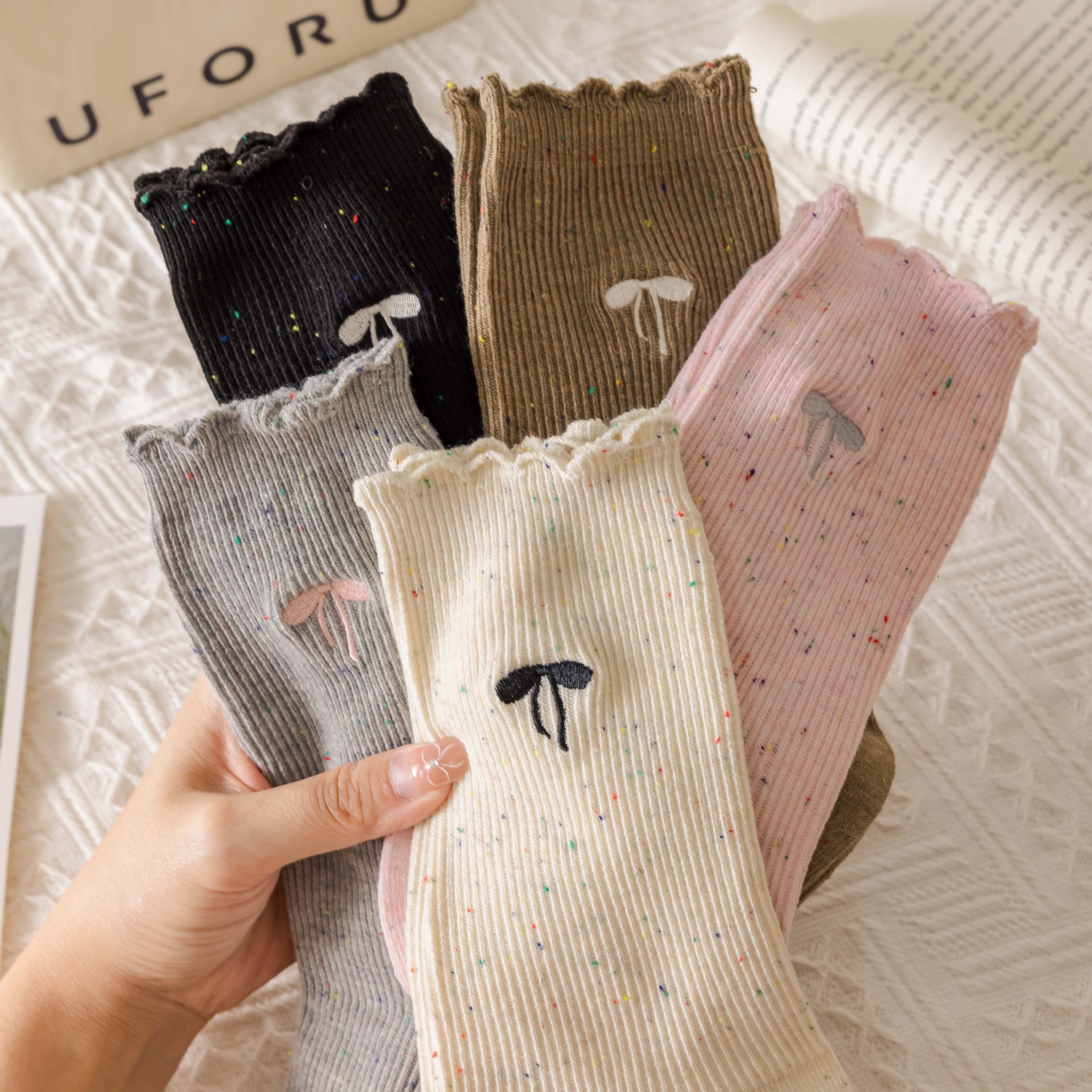 Meias Mid-Calf com Laço Bordado