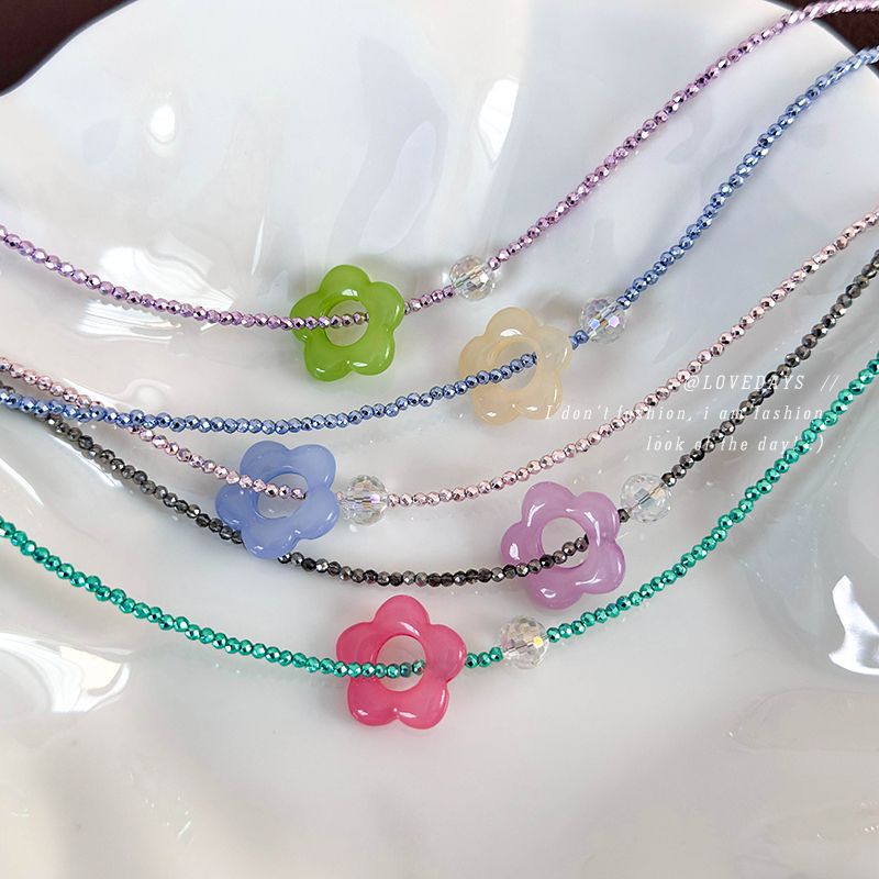 قلادة تشوكر بالخرز والزهور الباستيل