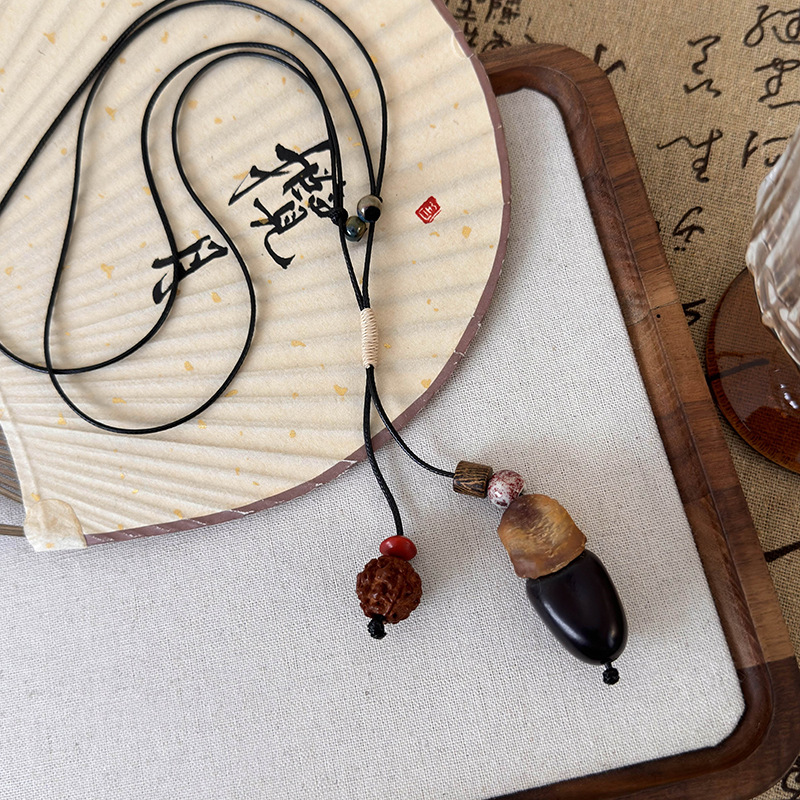 قلادة صنوبر خزفية مضفورة