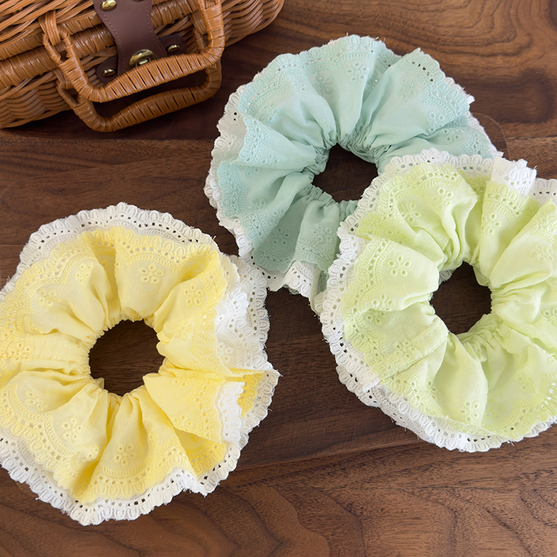 Hair Scrunchie z Haftowaną Koronką