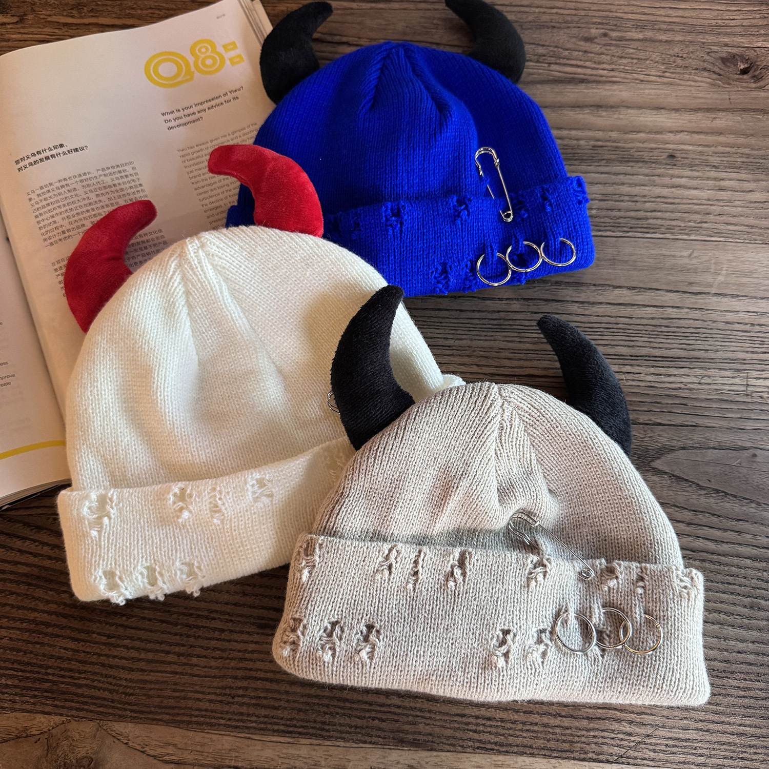 Gorro de Malha Rasgado com Chifres