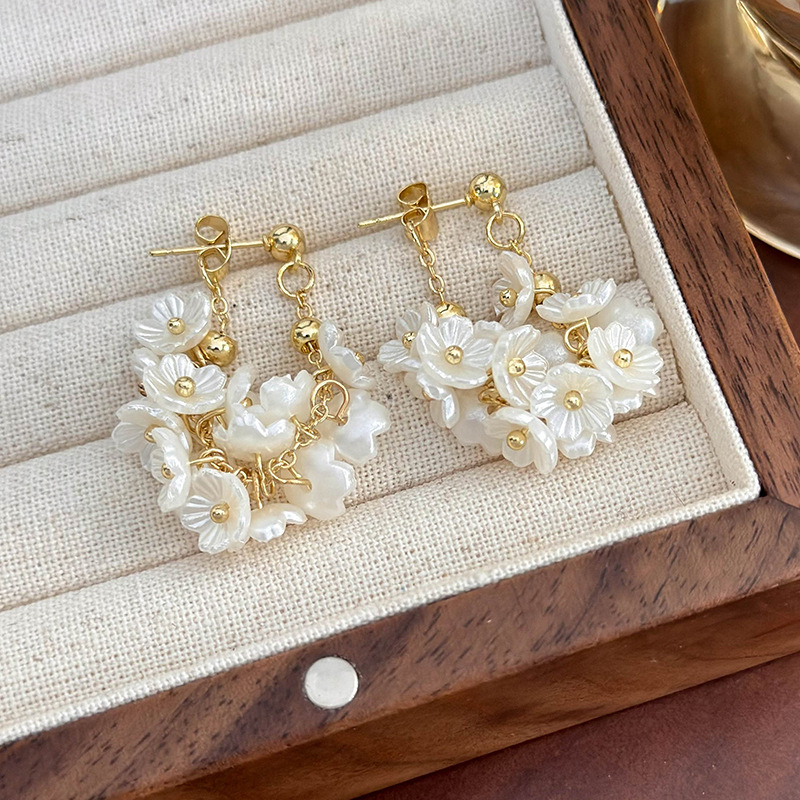 Orecchini con Pendenti a Petali Perlati Strass