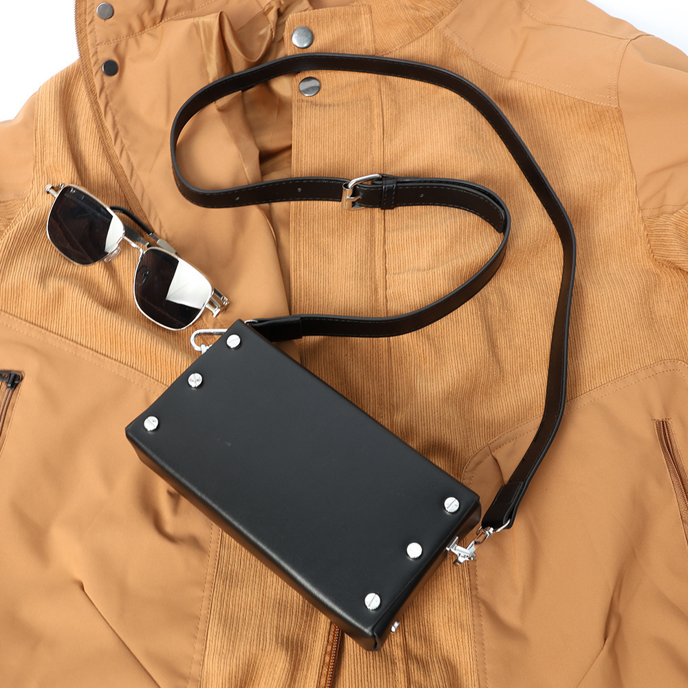 Маленькая квадратная сумка через плечо с цепочкой