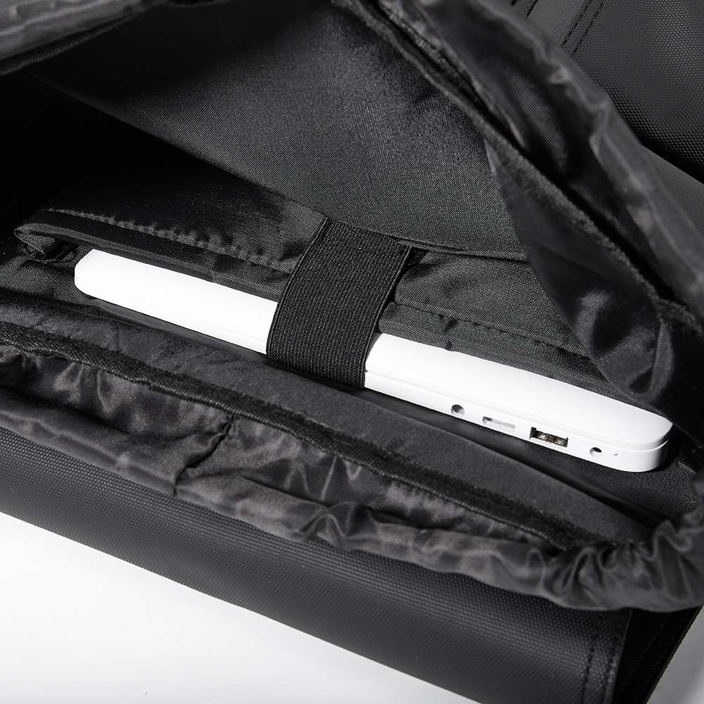 남성 미니멀리스트 노트북 백팩