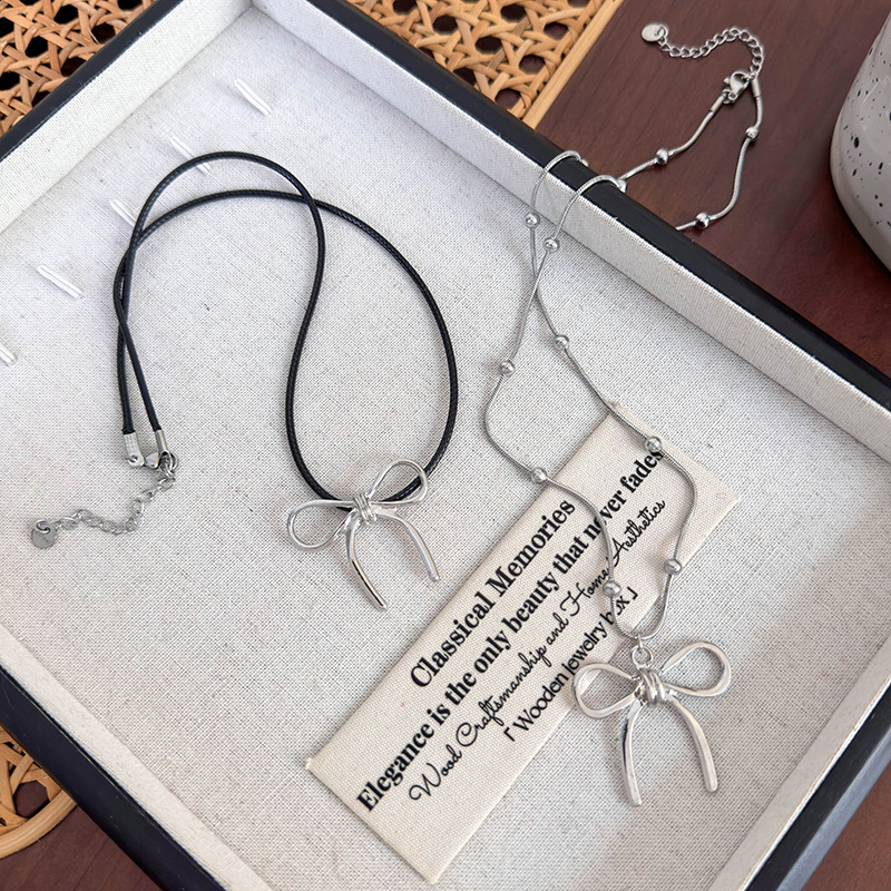 Мінімалістичне намисто зі срібним бантом