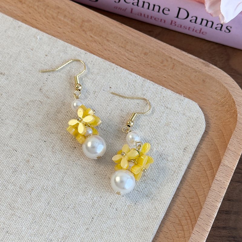 진주 술 플로럴 귀걸이