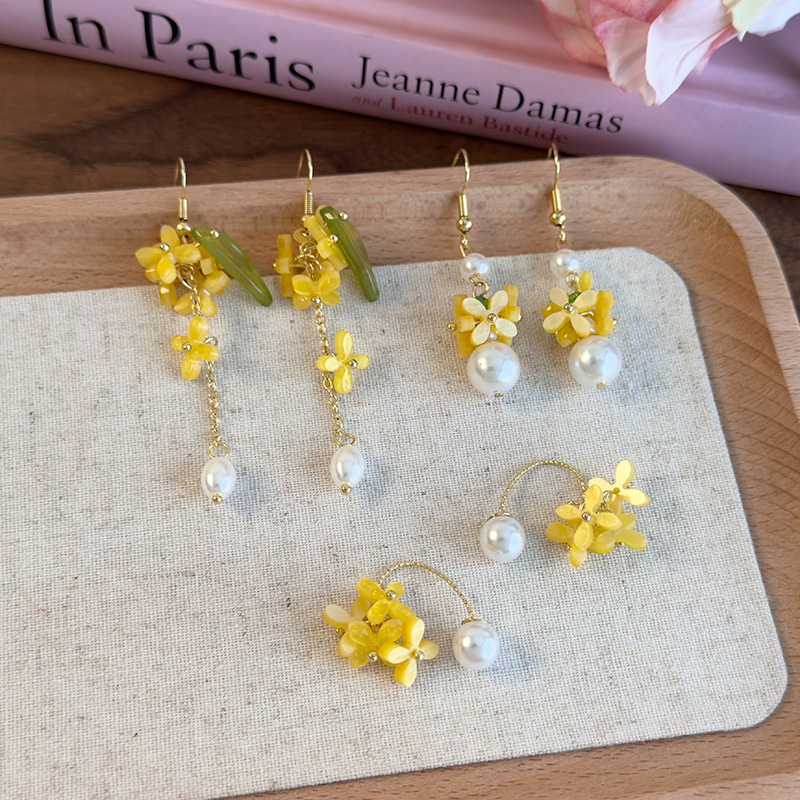 진주 술 플로럴 귀걸이
