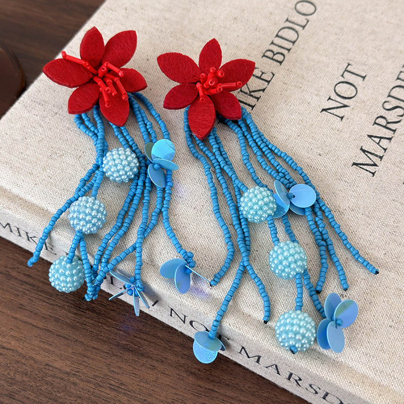 أقراط طويلة بخرز أزرق وزهرة حمراء