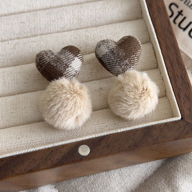 토우프 체크 하트 폼폼 귀걸이