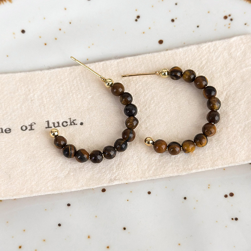 أقراط متدلية من عين النمر