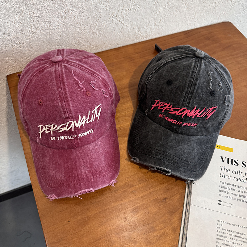 Boné de Baseball Lavado e Desgastado com Letras Rasgadas