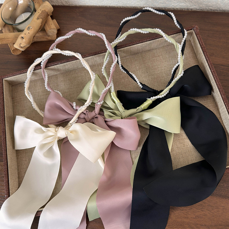 Fita de Cabelo de Cetim com Pérolas