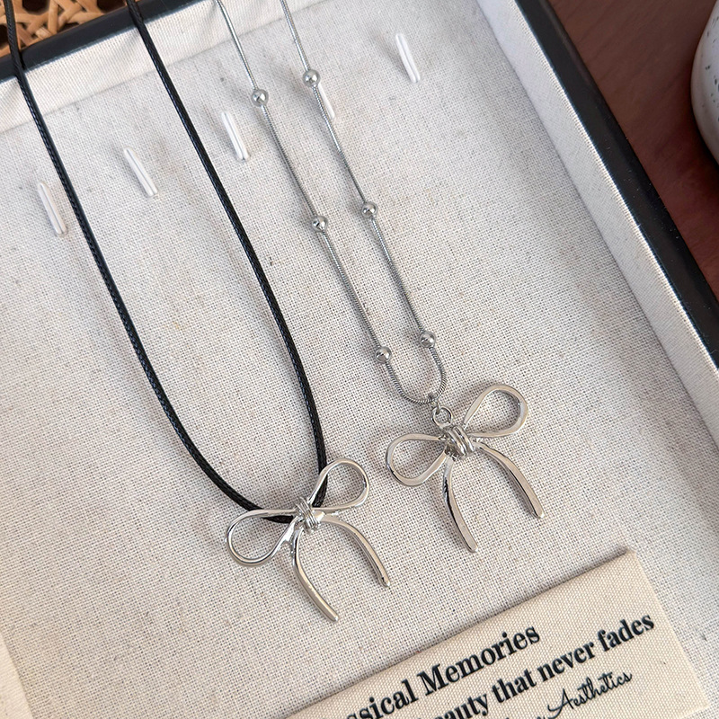 Мінімалістичне намисто зі срібним бантом