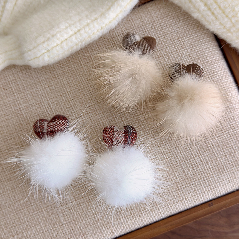 하트형 페이크 퍼 볼 귀걸이