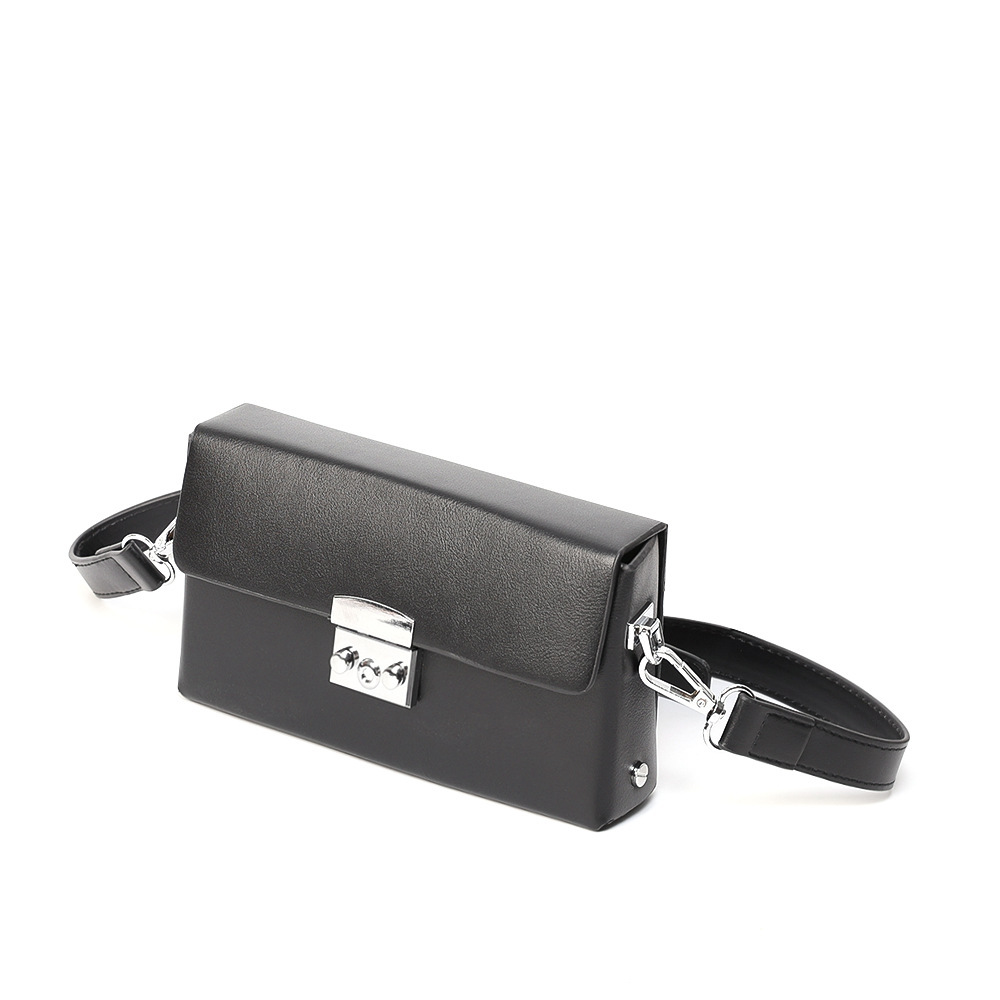 Маленькая квадратная сумка через плечо с цепочкой