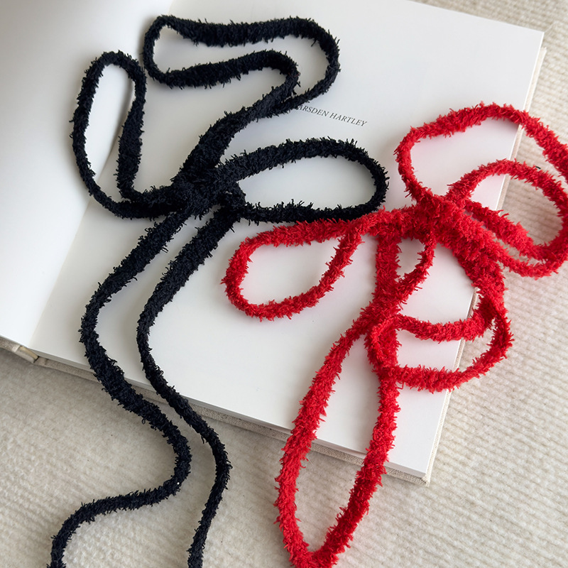 قلادة من الخيوط الناعمة