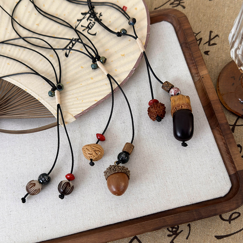 قلادة صنوبر خزفية مضفورة