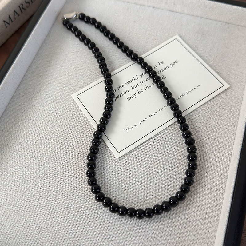 Ожерелье из черных стеклянных бусин