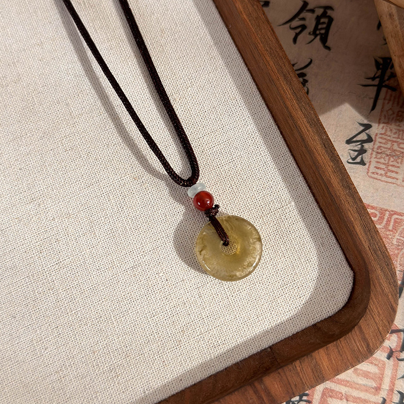 Намисто з бісерним метеликом