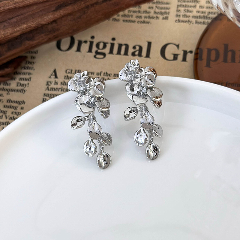 أقراط معدنية بتصميم الزهور والأوراق والشرابات