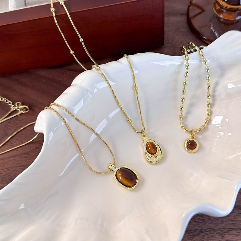 قلادة بقلادة هندسية من عين النمر