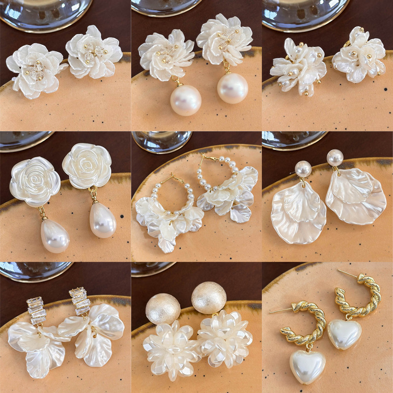 Orecchini con Pendenti a Petali Perlati Strass