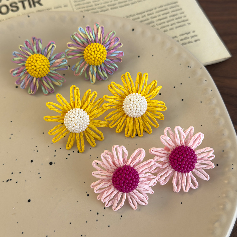 أقراط زهور الرافيا مع الخرز