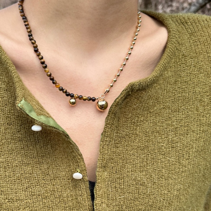 قلادة خرز ثنائية اللون