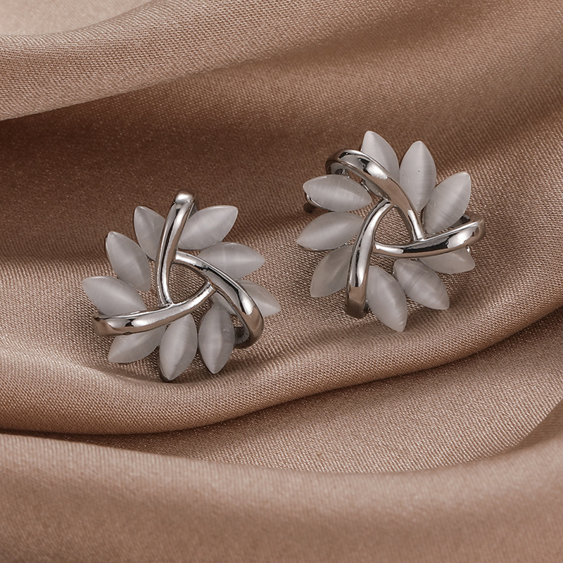 미니멀리스트 기하학적 삼각형 캣츠아이 스터드 귀걸이