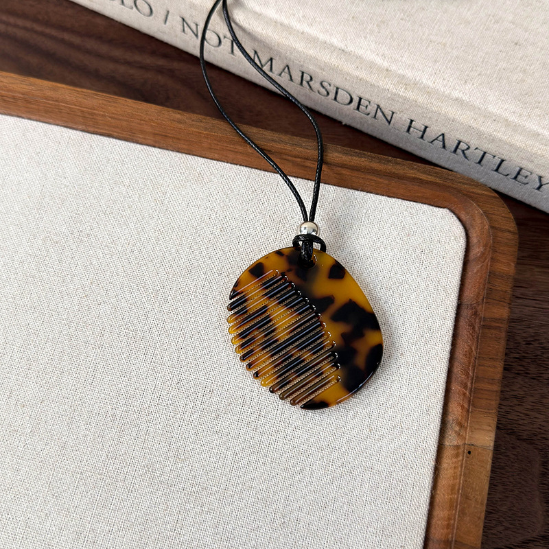 Намисто з кулоном-гребінцем