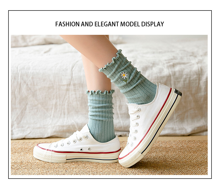 ถุงเท้าผู้หญิงลายดอกเดซี่ปักแบบ Scrunch