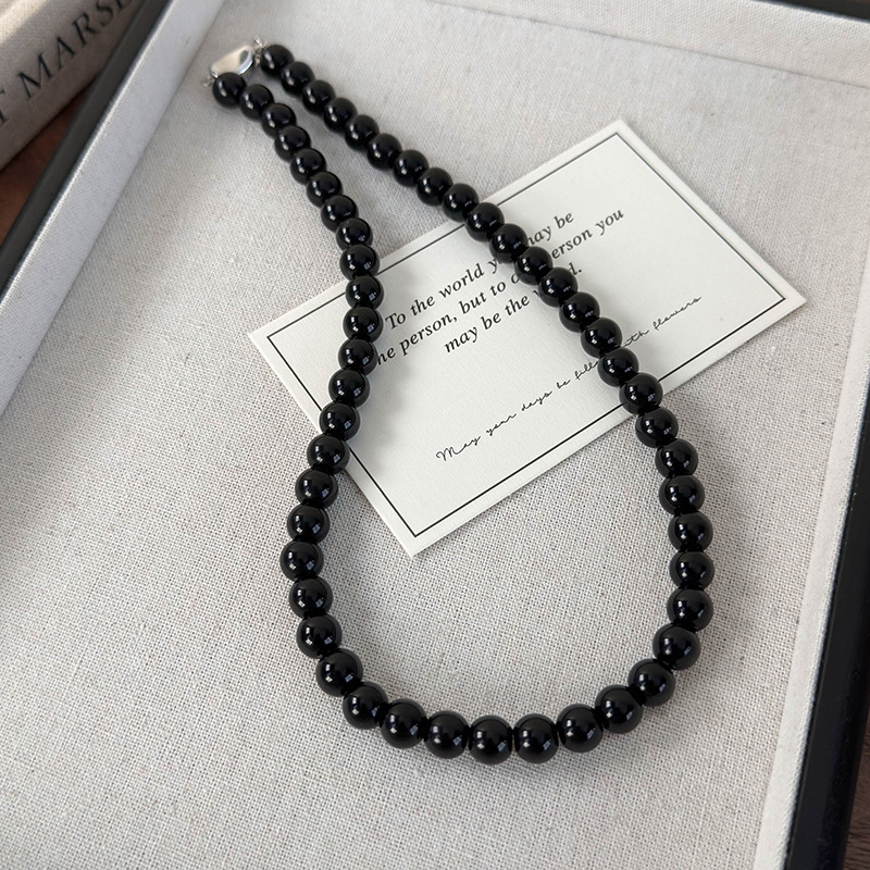 Ожерелье из черных стеклянных бусин