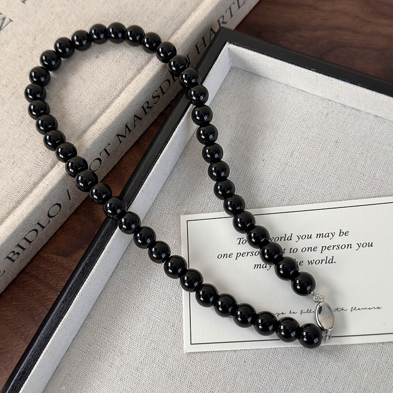 Ожерелье из черных стеклянных бусин