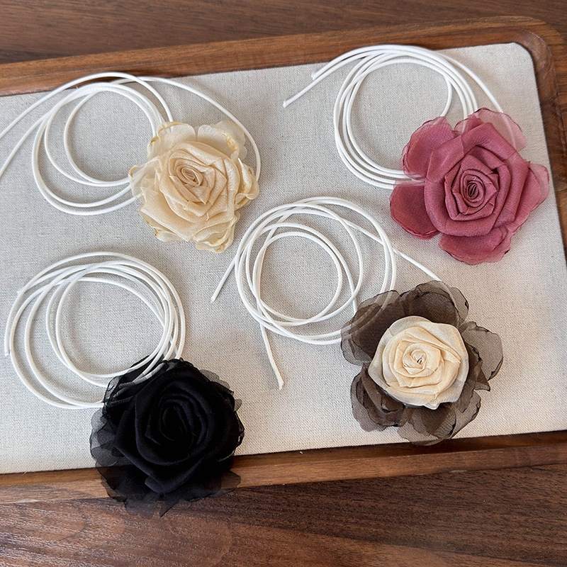 สร้อยคอช็อกเกอร์ดอกกุหลาบแห้งและดอกคาเมลเลีย