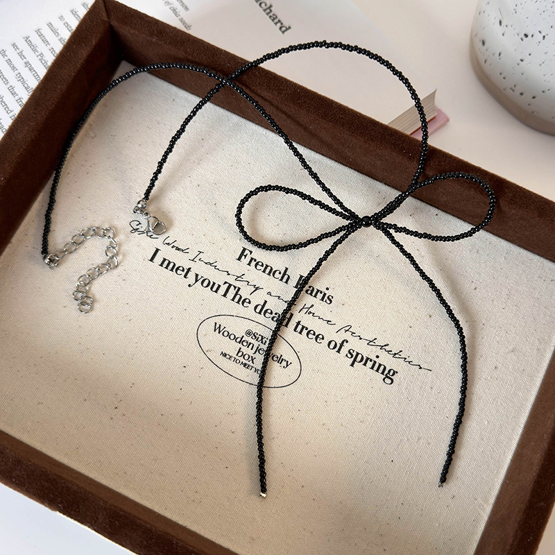 Чорне намисто з бантом