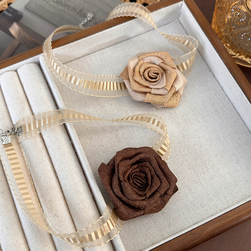 Намисто-чокер із засушеною трояндою