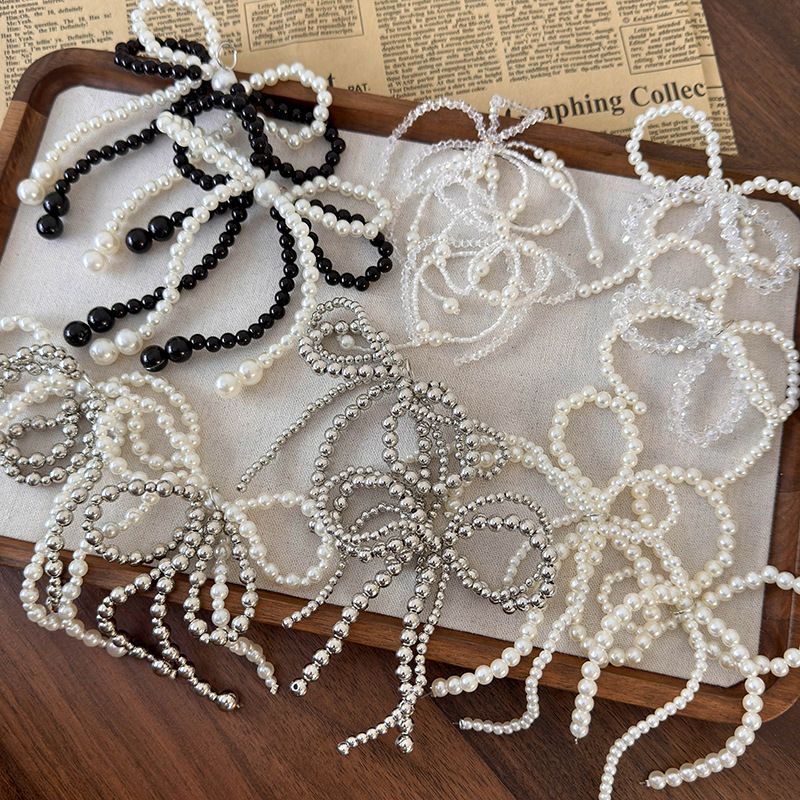 مشبك حذاء بكعبة من اللؤلؤ الرمادي الفضي