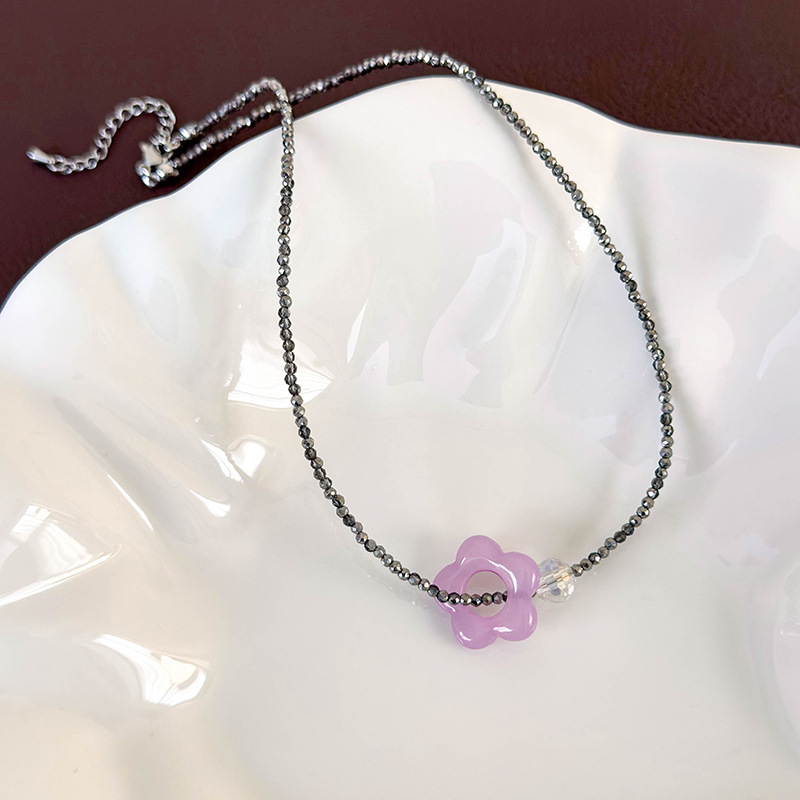 قلادة تشوكر بالخرز والزهور الباستيل