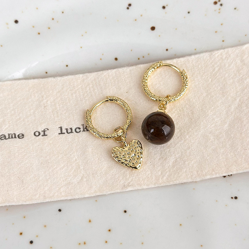 أقراط متدلية من عين النمر