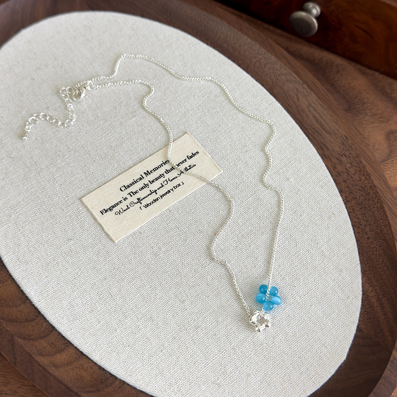 Багатошарове намисто з блакитною котячим оком квітки