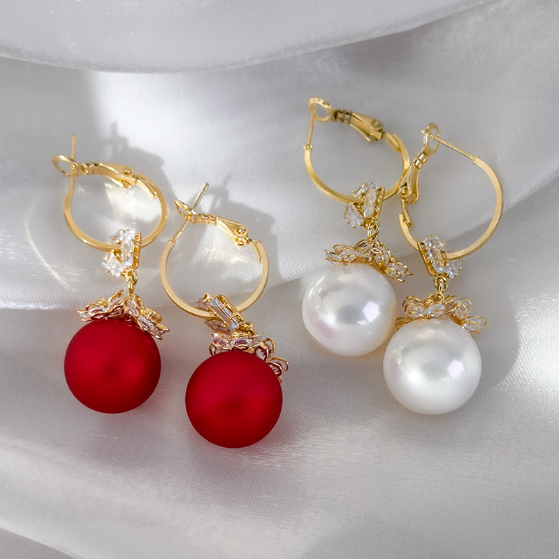 Серьга-кафф с Красным Цирконом и Цветочным Жемчугом