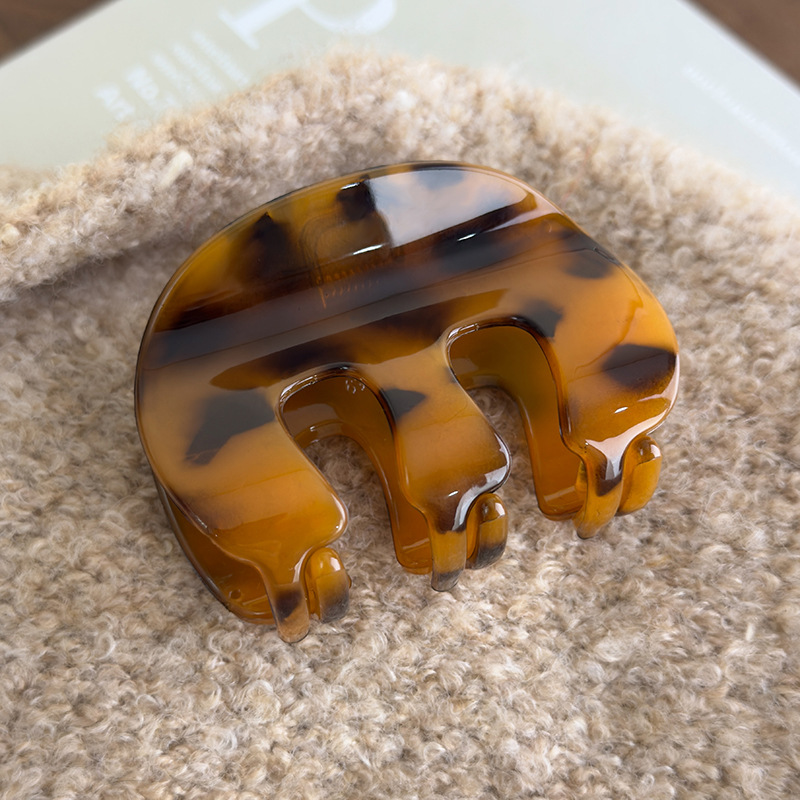 Agrafă de păr în formă de M