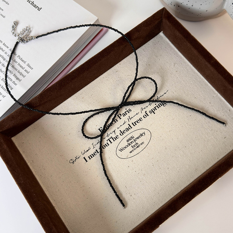 Чорне намисто з бантом