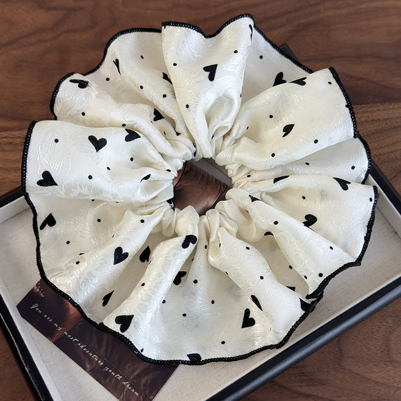 ダブルレイヤー ベージュハートスクランチー