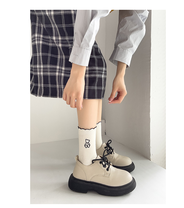 Meias de Cano Médio de Renda com Urso Bordado