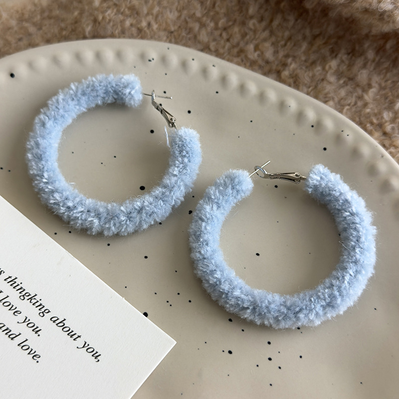 أقراط دائرة ناعمة وطرية