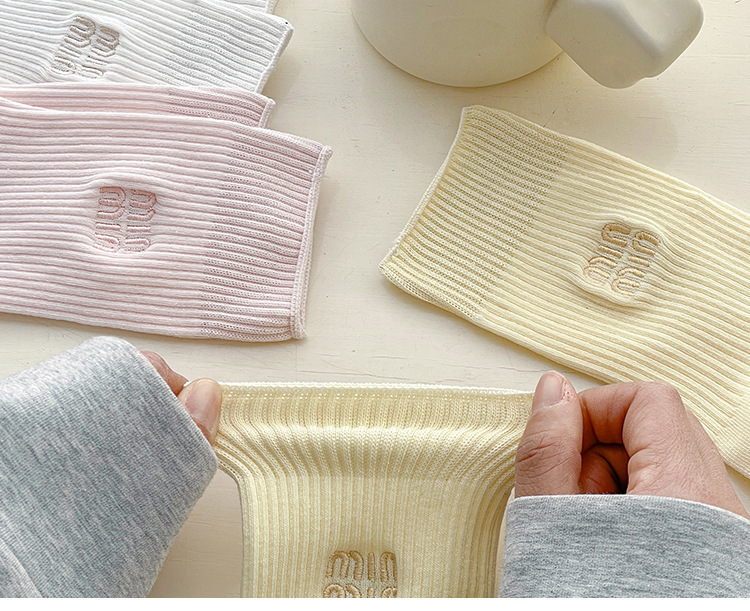 Meias Scrunch com Bordado de Letras